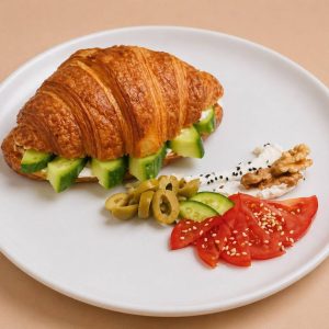 کروسان پنیر و خیار