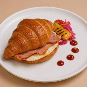 کروسان تخم‌مرغ و بیکن